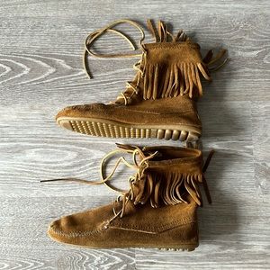 Classic Minnetonka Woman Fringe High Top Ankle Hardsole Boot Size 8